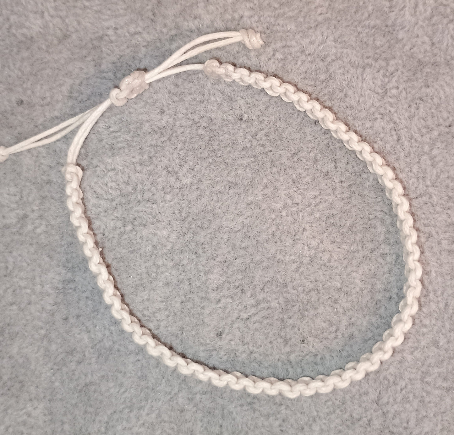Kreuzknoten Makramee Armband dunkelweiss