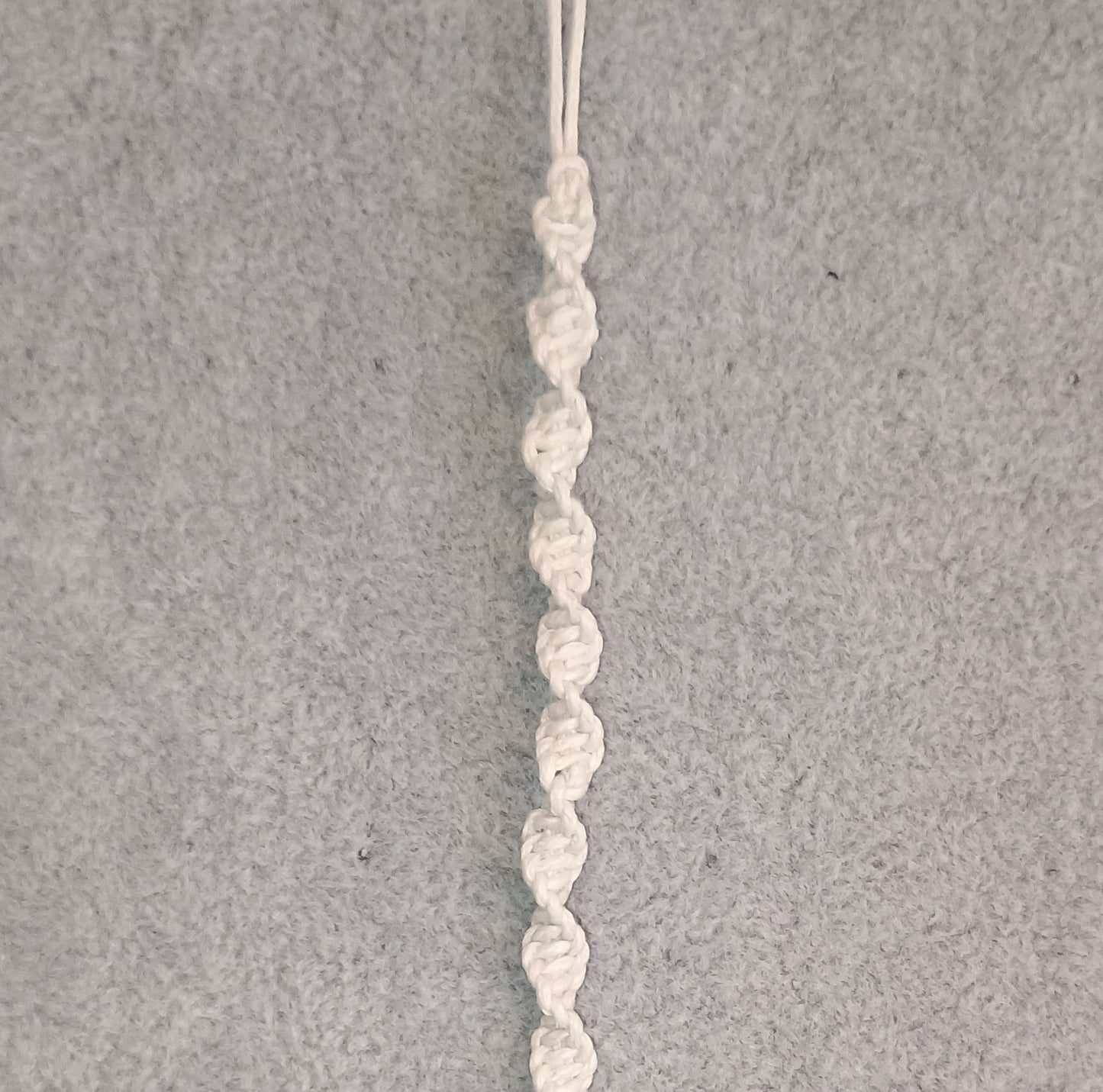 Wellenknoten Makramee Armband dunkelweiss