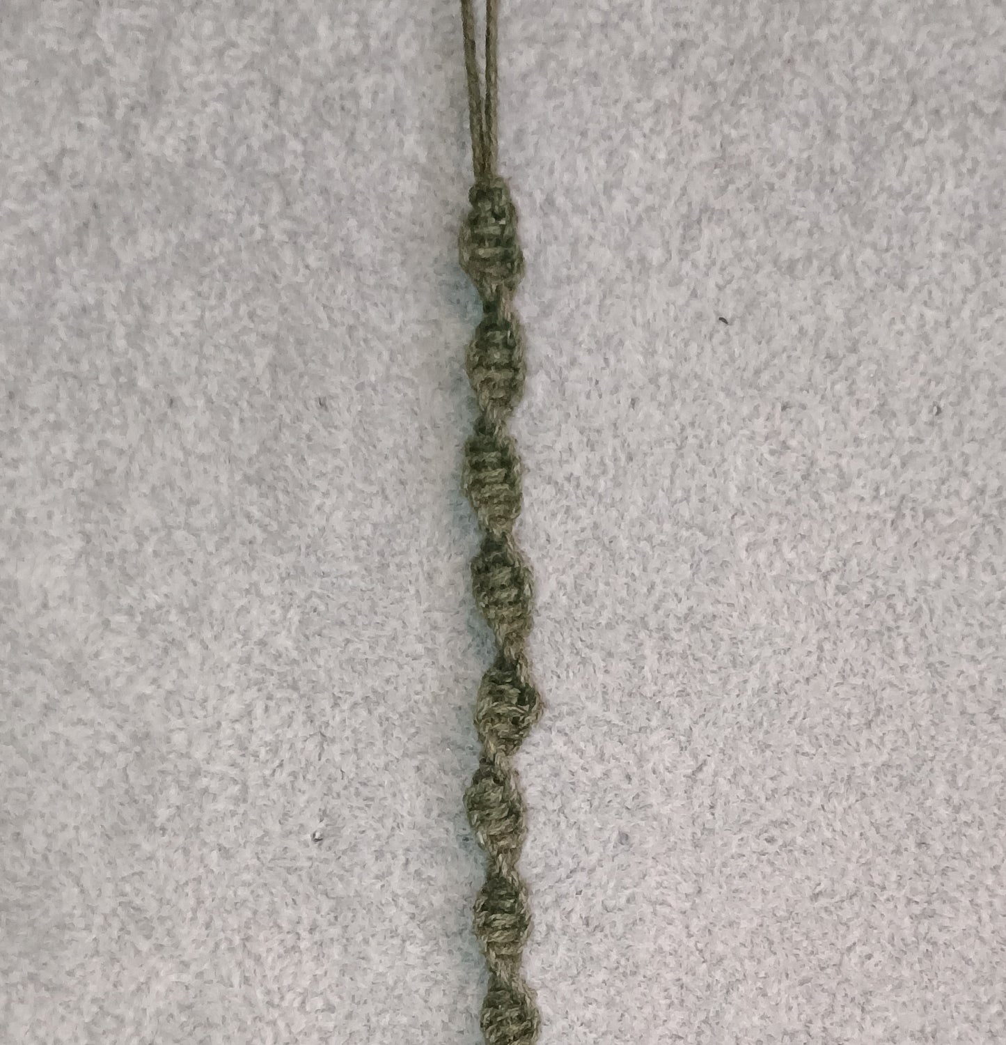 Wellenknoten Makramee Armband olivfarben