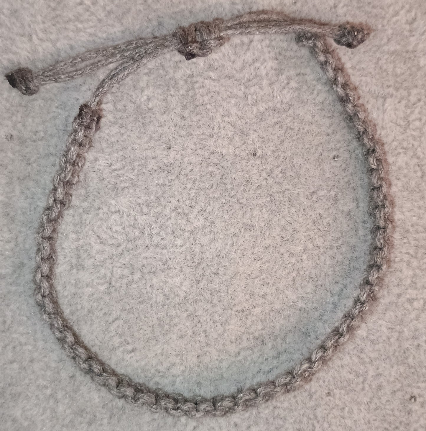 Kreuzknoten Makramee Armband grau