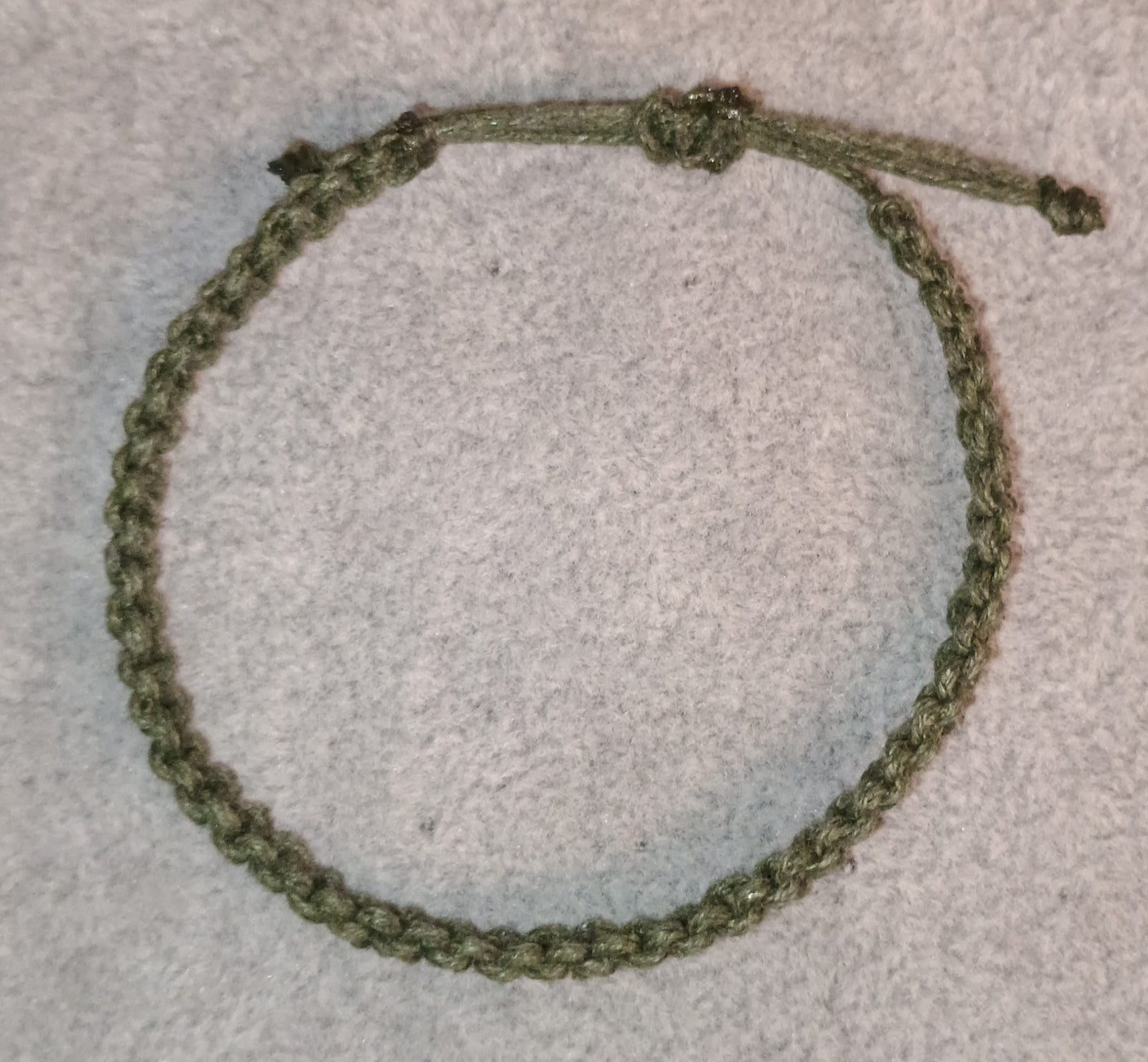 Kreuzknoten Makramee Armband olivfarben