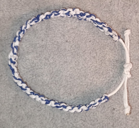 Kreuzknoten Makramee Armband weiss/blau