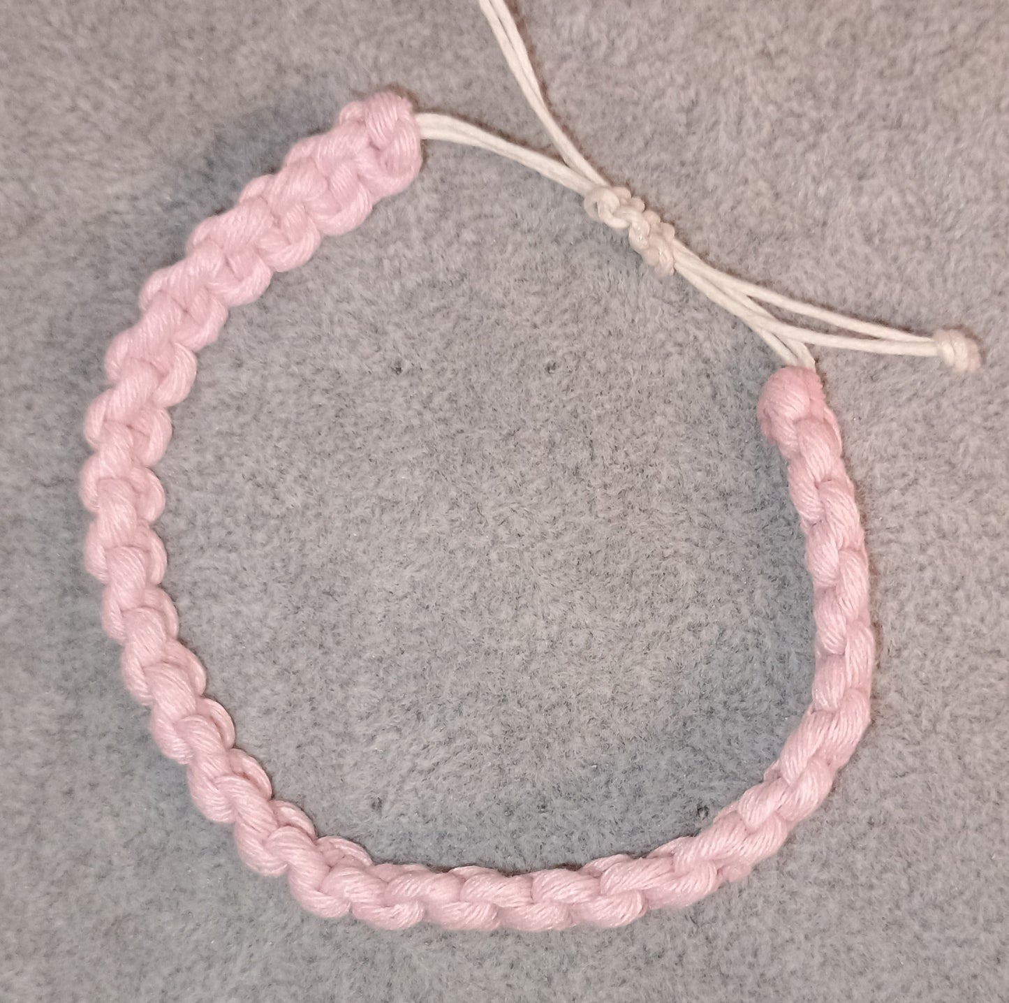 Kreuzknoten Makramee Armband hellrosa